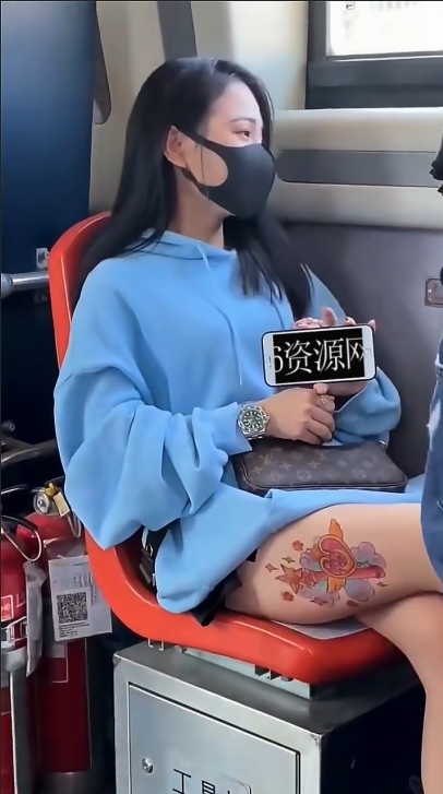 公交车美女手机弹幕编号