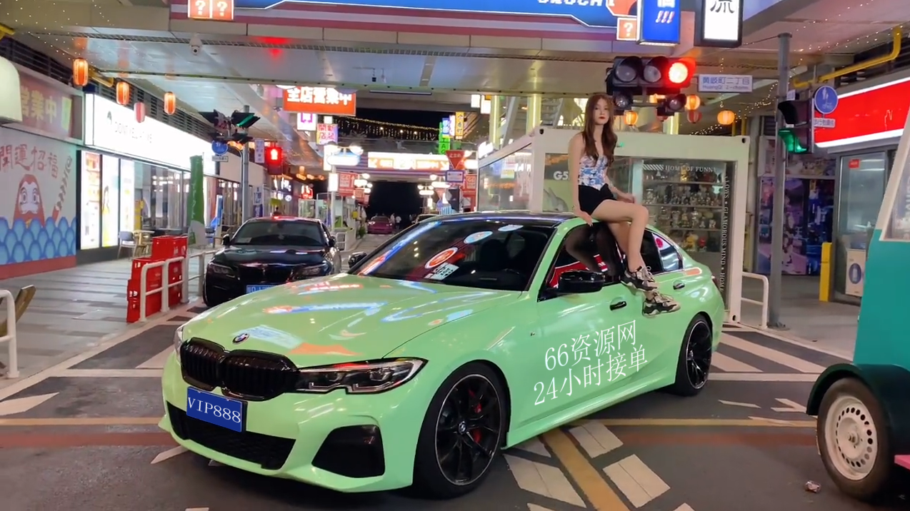 美女绿车身文字坐车顶