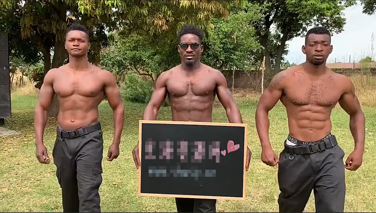 黑人肌肉男举牌
